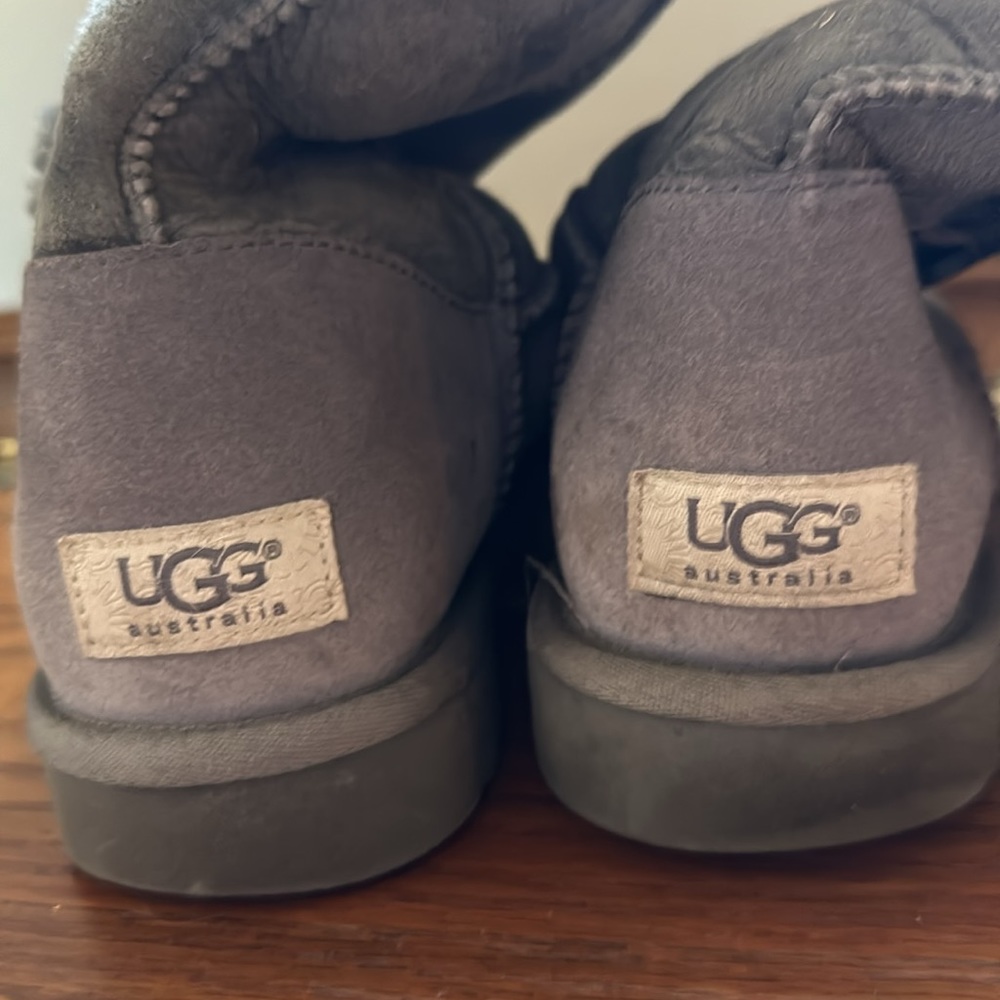 Size 8 triple Bailey button Ugg boots - Picture 5 of 9